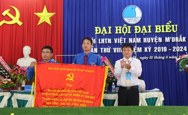 Bí thư Huyện ủy MĐrắk Hồ Duy Thành trao bức trướng tặng đại hội.