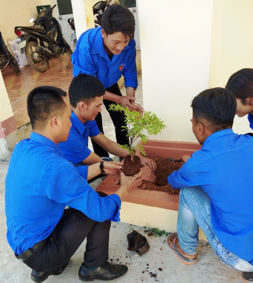 Đoàn viên thanh niên xã Cư Đrăm trồng cây xanh tại UBND xã.