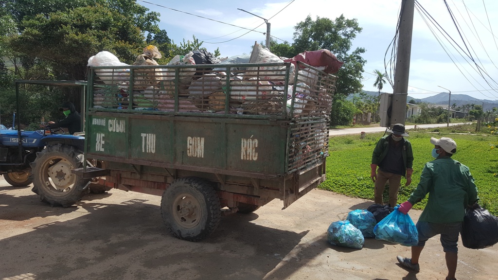 Tổ thu gom rác thải sinh hoạt ở xã Cư Pui.  