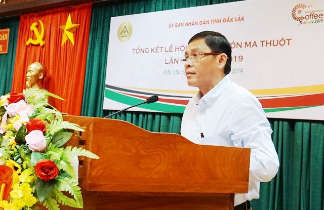 Phó Chủ tịch UBND tỉnh Nguyễn Tuấn Hà thông qua báo cáo tổng kết tại Hội nghị. 