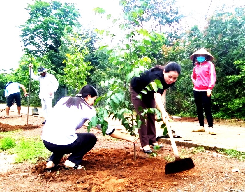 Hội viên Chi hội phụ nữ thôn 14 trồng cây xanh sau Lễ phát động.