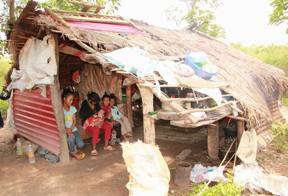 Căn lều tạm bợ của gia đình chị H'Muin Niê. 