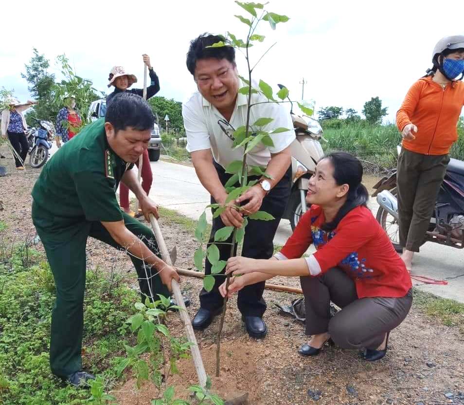 Lãnh đạo Huyện ủy Buôn Đôn và hội viên phụ nữ tham gia trồng cây tại buổi phát động ở buôn Ea Rông B (xã Krông Na, huyện Buôn Đôn).