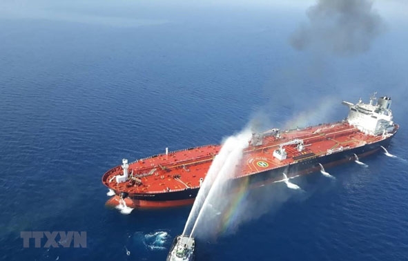 Tàu của hải quân Iran nỗ lực khống chế đám cháy trên tàu Front Altair của hãng tàu biển Frontline của Na Uy, tại Vịnh Oman ngày 13-6-2019.  Ảnh: AFP/TTXVN