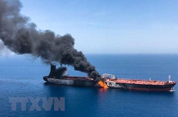 Khói lửa bốc ngùn ngụt trên tàu chở đầu được cho là bị tấn công ngoài khơi vùng Vịnh Oman ngày 13-6.