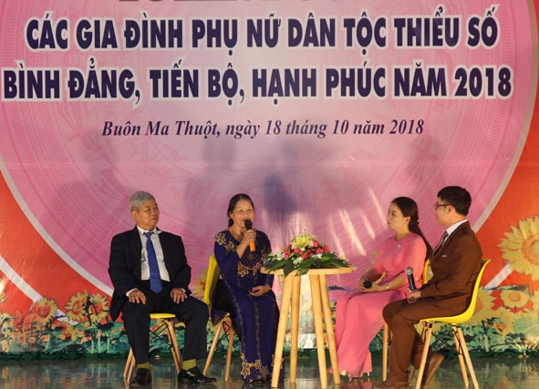 Gia đình cô Luân Thị Liên và chú Trần Hữu Vỹ (tổ dân phố 10, phường Tự An, TP. Buôn Ma Thuột) tại Lễ tuyên dương các gia đình phụ nữ dân tộc thiểu số bình đẳng, tiến bộ, hạnh phúc năm 2018.  