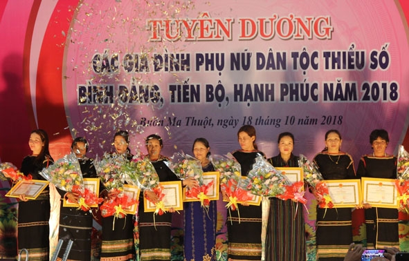 Các gia đình tiêu biểu của TP. Buôn Ma Thuột nhận Giấy khen tại Lễ tuyên dương các gia đình phụ nữ dân tộc thiểu số bình đẳng, tiến bộ, hạnh phúc năm 2018.
