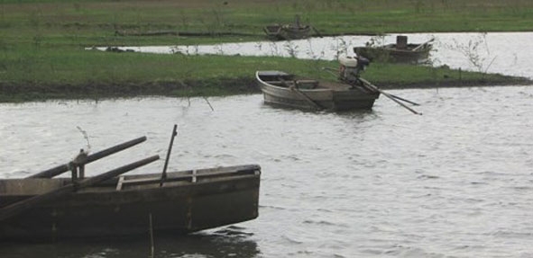 Những chiếc thuyền - phương tiện lên rẫy hằng ngày của bà con thôn 19, 20, xã Krông Búk. 