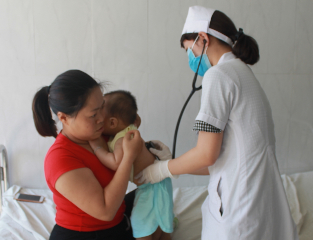 Trẻ mắc sởi điều trị tại khoa Nhi tổng hợp, Bệnh viện Đa khoa vùng Tây Nguyên. 