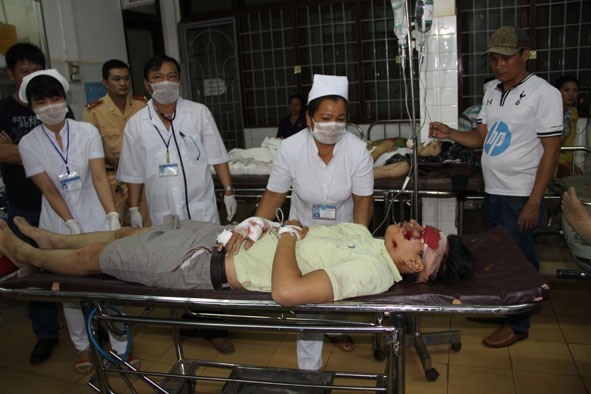  Cấp cứu nạn nhân bị tai nạn giao thông tại Bệnh viện Đa khoa vùng Tây Nguyên. 