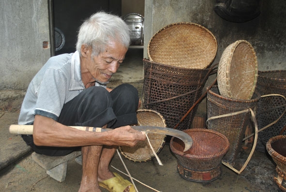 Già Đỗ Văn Thái (thôn 1, xã Trà Kót, huyện Bắc Trà My, Quảng Nam) vót nan chuẩn bị đan lát. 