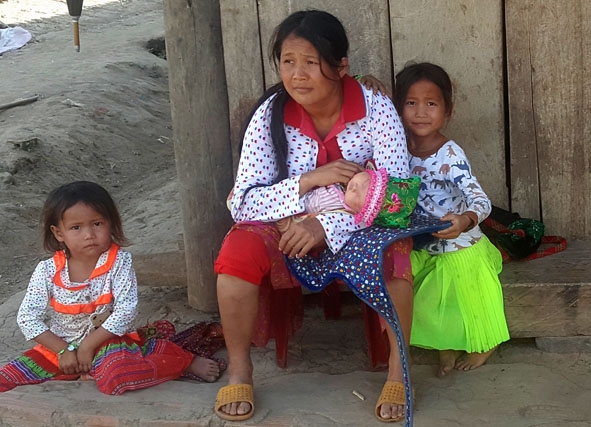 Chị Sùng Thị Pà (thôn Ea Uôl, xã Cư Pui) đã có 8 đứa con gái nhưng vẫn muốn đẻ thêm. 