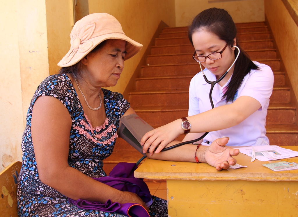 Y, bác sĩ của Hội Thầy thuốc trẻ tỉnh khám bệnh cho người dân xã Cư Pơng, huyện Krông Búk