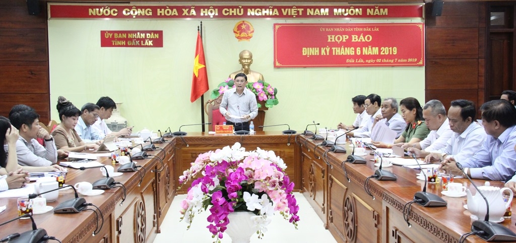 Phó Chủ tịch Thường trực UBND tỉnh Nguyễn Tuấn Hà phát biểu tại buổi họp báo