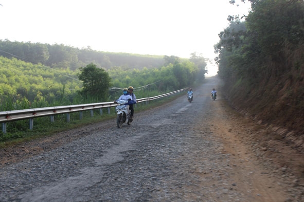 Mặt đường Quốc lộ 19C qua huyện M'Đrắk bị bong tróc lớn.  