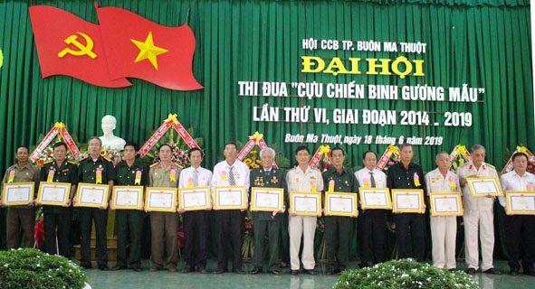 Các cá nhân, tập thể được Hội CCB tỉnh tặng Bằng khen vì có thành tích xuất sắc trong phong trào “Cựu chiến binh gương mẫu”  giai đoạn 2014 – 2019.