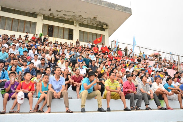 Khán đài Sân vận động Buôn Ma Thuột sôi động hơn từ khi chương trình bốc thăm trúng thưởng được triển khai.