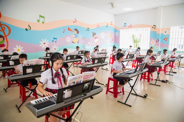 Tiết học âm nhạc của học sinh Trường Tiểu học, THCS & THPT Hoàng Việt. Ảnh minh họa