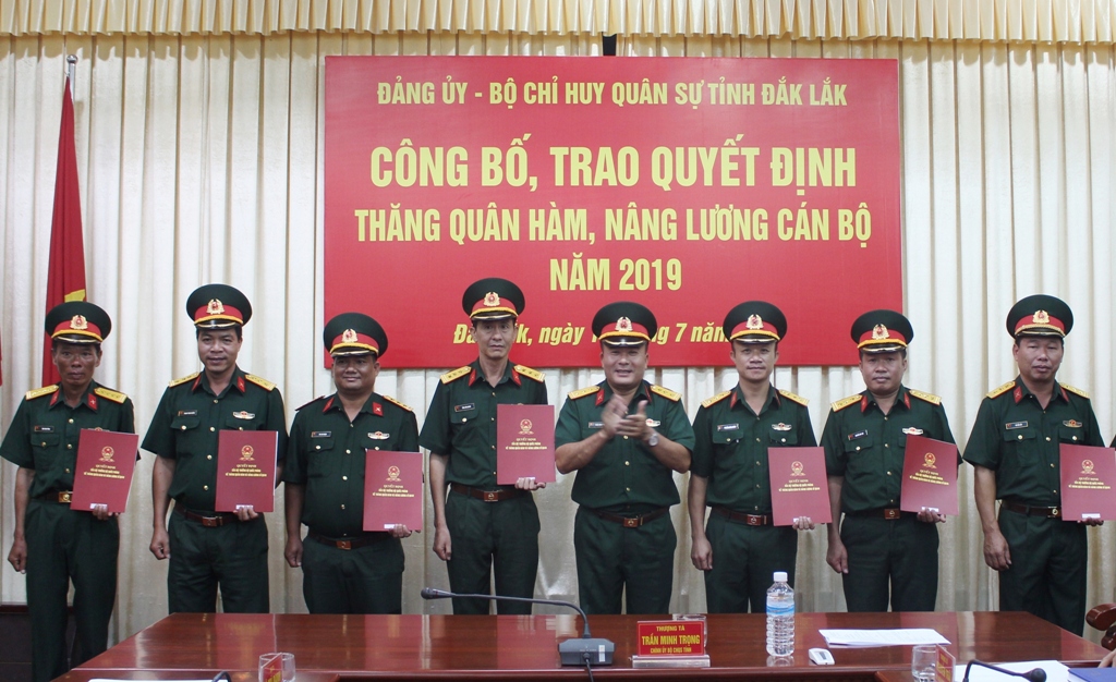Thượng tá Trần Minh Trọng, Chính ủy Bộ Chỉ huy Quân sự tỉnh trao Quyết định cho các cán bộ sĩ quan