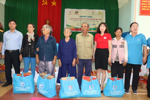 Hội Chữ thập đỏ TP. Buôn Ma Thuột tặng quà cho các hộ khó khăn ở phường Thành Nhất. 