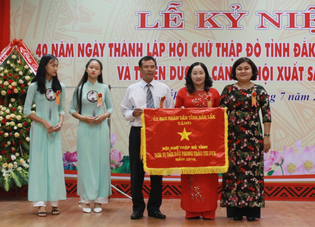 Phó Chủ tịch UBND tỉnh H'Yim Kđoh trao Cờ 
