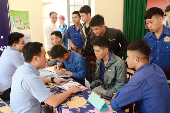 Đông đảo sinh viên đến tìm hiểu và nộp đơn xin việc tại Ngày hội việc làm năm 2019 do Trường Cao đẳng Kỹ thuật Đắk Lắk tổ chức. 