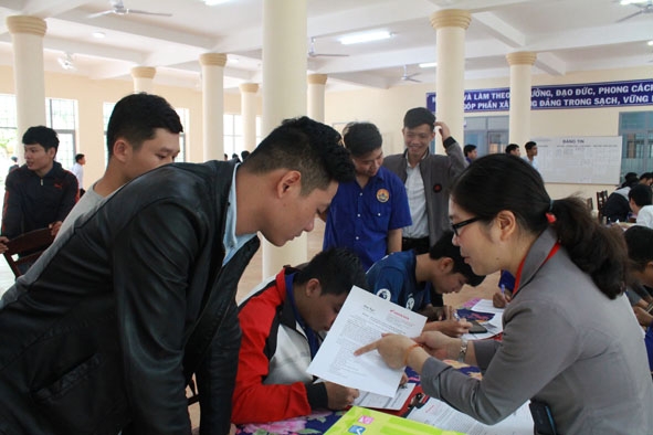 Đại diện Công ty TNHH Ô tô - Xe máy Trung Thạch tư vấn, giới thiệu vị trí việc làm cho sinh viên vừa tốt nghiệp.