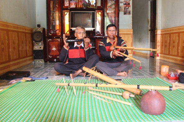 Các già làng ở xã Ea Hồ thường tề tựu tại nhà ông Y Á Mlô (bên trái) để chơi nhạc cụ.  