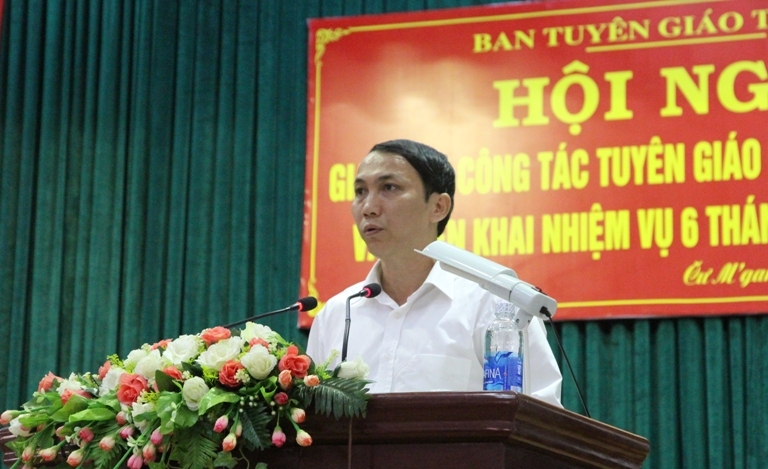 Bí thư Huyện ủy Cư M’gar Nguyễn Đình Viên phát biểu tại hội nghị.