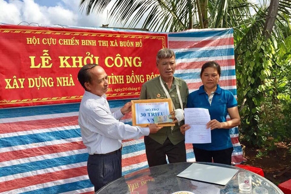 Hội CCB thị xã Buôn Hồ trao tiền hỗ trợ xây dựng nhà Nghĩa tình đồng đội cho CCB Lê Văn Xuân (giữa).   