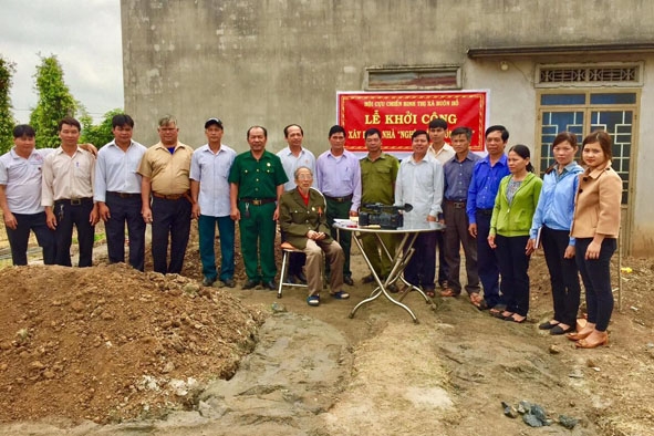 Các đại biểu tham dự Lễ khởi công xây dựng nhà Nghĩa tình đồng đội cho CCB Bùi Xuân Kỷ (xã Ea Siên). 