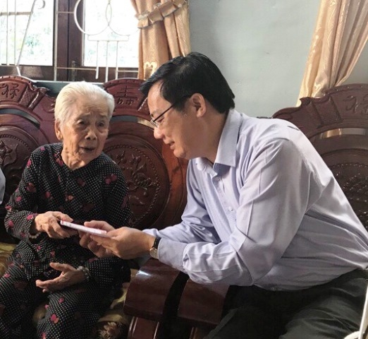 Ông Lê Ngọc Bảo, Trưởng Ban Kiểm soát Ngân hàng Chính sách xã hội Việt Nam trao quà tặng Mẹ Việt Nam Anh hùng 