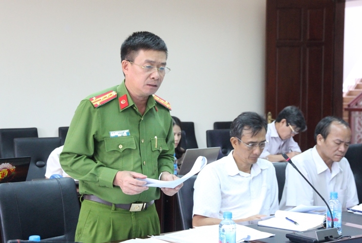 Đại tá Phạm Minh Thắng, Phó Giám đốc Công an tỉnh đóng góp ý kiến tại hội nghị.