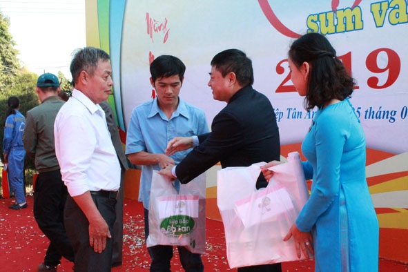 Phó Bí thư Thường trực tỉnh Phạm Minh Tấn tặng quà cho công nhân có hoàn cảnh khó khăn  trong chương trình Tết Sum vầy 2019 tại Khu công nghiệp Tân An (TP. Buôn Ma Thuột). 