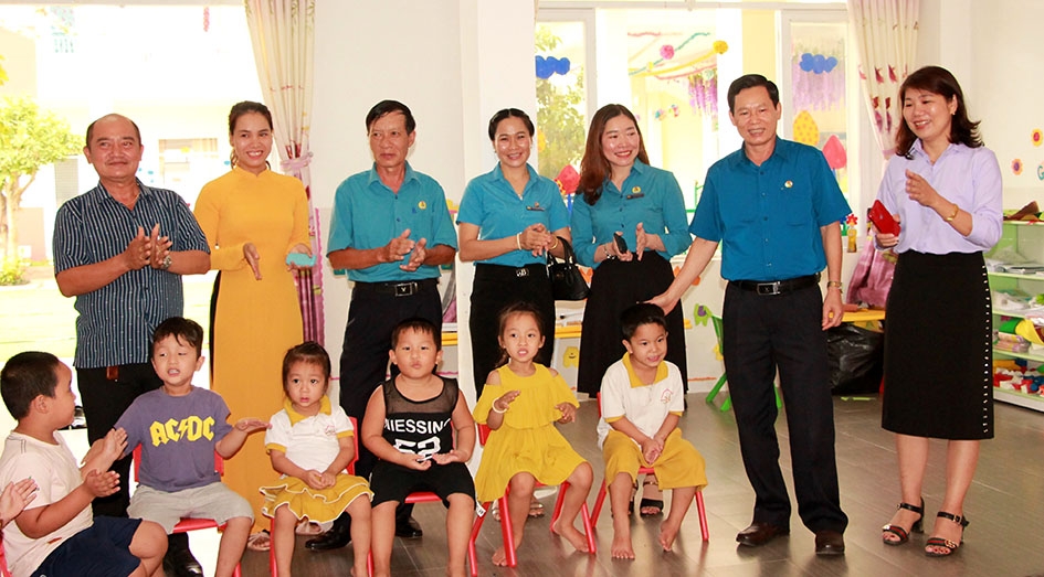 Chủ tịch LĐLĐ tỉnh Nguyễn Công Bảo (thứ 2 từ phải qua) thăm giáo viên, học sinh Trường Mầm non Âu Lạc, thuộc CĐCS Công ty TNHH Vận tải Hai Hùng (huyện Krông Ana). 