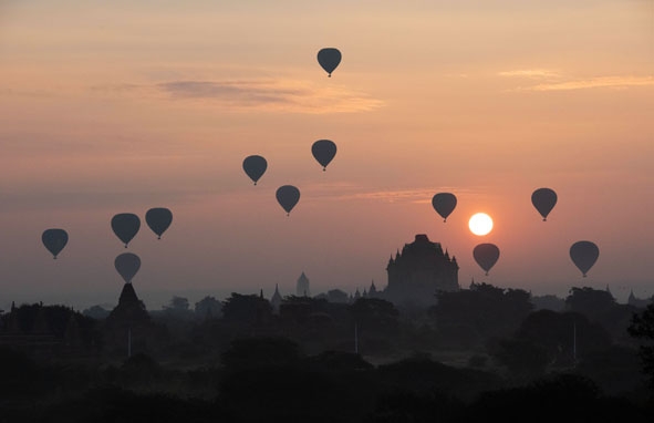 Khinh khí cầu chở du khách ngắm cảnh bình minh ở Bagan. 