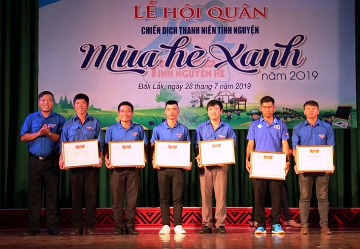Đại diện Ủy ban Hội LHTN Việt Nam tỉnh trao Bằng khen cho các tập thể có thành tích xuất sắc