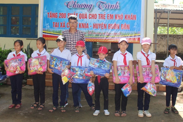 Nguyễn Tài Nam trao quà cho trẻ em có hoàn cảnh khó khăn  tại xã Cuôr Knia (huyện Buôn Đôn). 