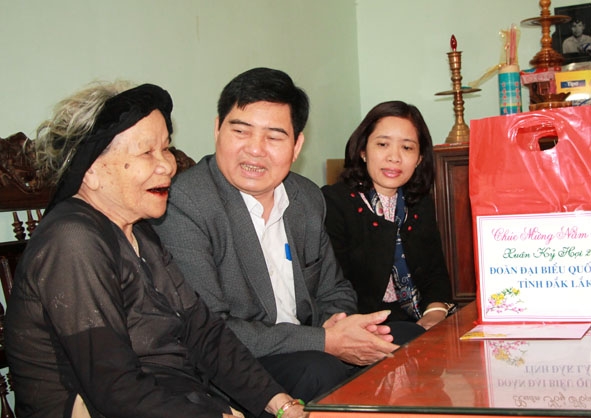 Mẹ Việt Nam Anh hùng Trương Thị Thỉnh (tổ dân phố 3A, thị trấn Ea Kar) bày tỏ niềm vui khi lãnh đạo Đoàn đại biểu Quốc hội tỉnh đến thăm hỏi, tặng quà. 