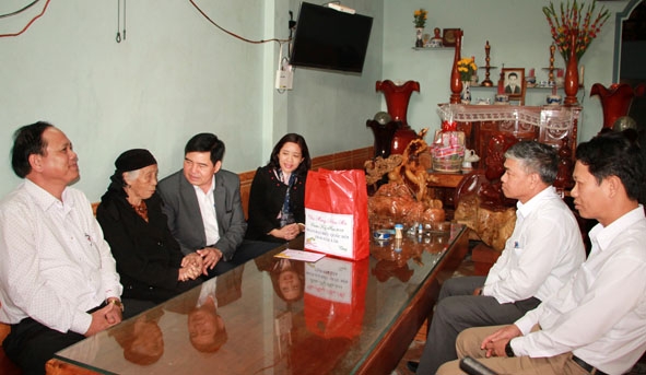 Phó Trưởng Đoàn chuyên trách Đoàn đại biểu Quốc hội tỉnh Y Khút Niê (thứ ba bìa trái) và lãnh đạo UBND huyện Ea Kar thăm, tặng quà Mẹ Việt Nam Anh hùng Nguyễn Thị Tưởng.