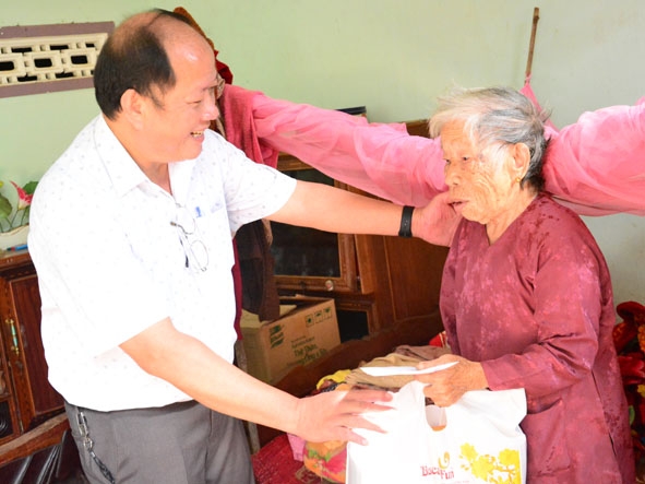 Phó Chủ tịch UBND huyện Krông Pắc Nguyễn Hùng Thi thăm và tặng quà Mẹ Việt Nam Anh hùng  Võ Thị Bốn ở thị trấn Phước An.  