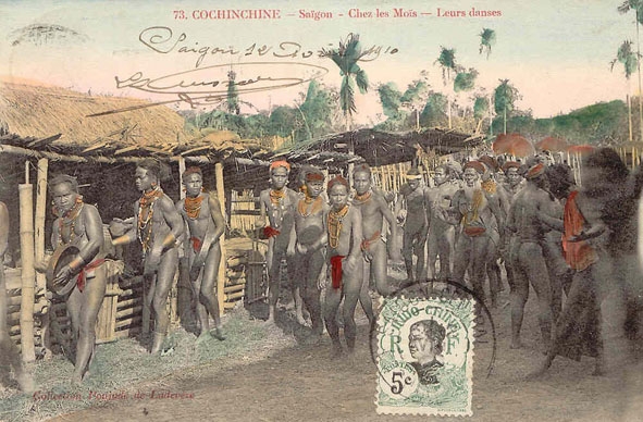 Những người dân tộc thiểu số để ngực trần, đóng khố tấu chiêng trên đường phố Sài Gòn năm 1910. 