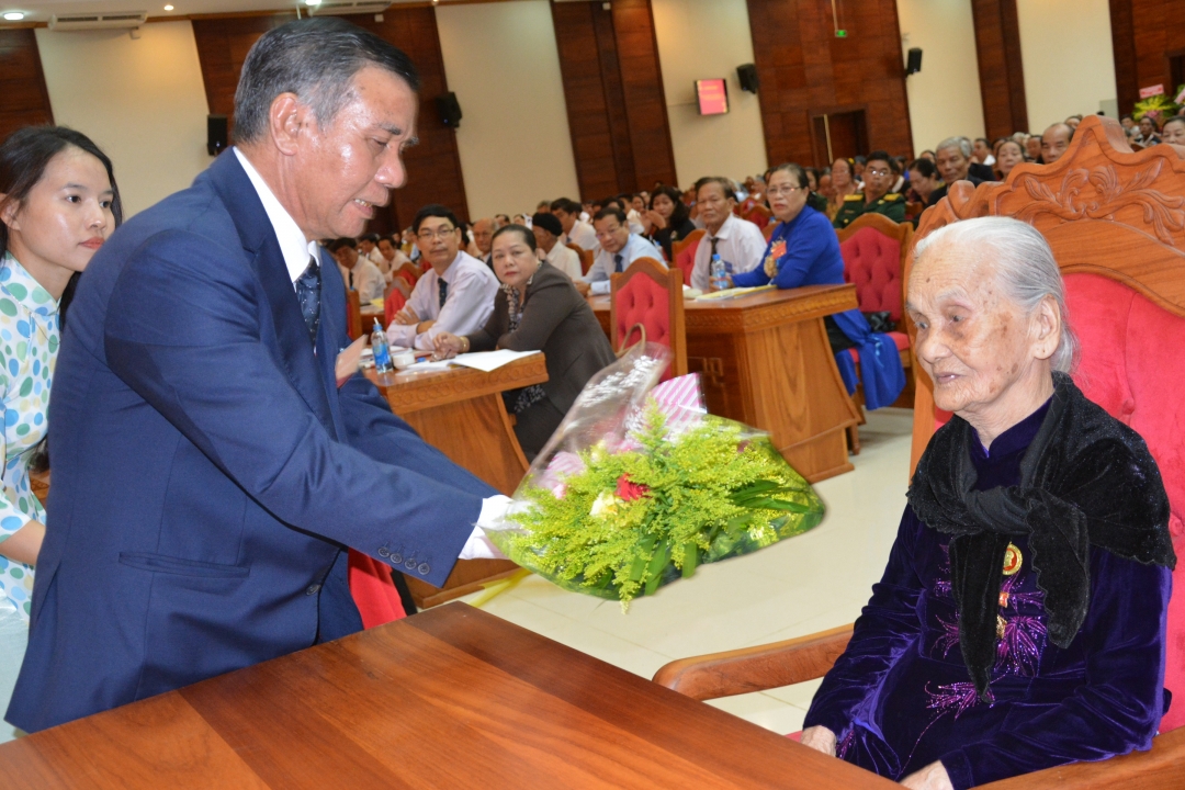 Chủ tịch Ủy ban MTTQ Việt Nam tỉnh khóa XIII Y Dec Hđơk tặng quà cho Mẹ Việt Nam Anh hùng 