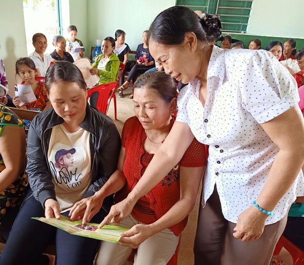 Chủ tịch  Hội LHPN  xã Ea Na  Lưu Thị Gấm  (bên phải) tuyên truyền về an toàn sức khỏe  cho phụ nữ  tại buổi  sinh hoạt của Chi hội thôn Quỳnh Ngọc 2.   