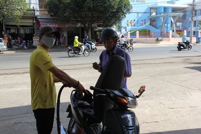 Người dân mua xăng dầu tại một cửa hàng trên đường Phan Bội Châu, TP. Buôn Ma Thuột