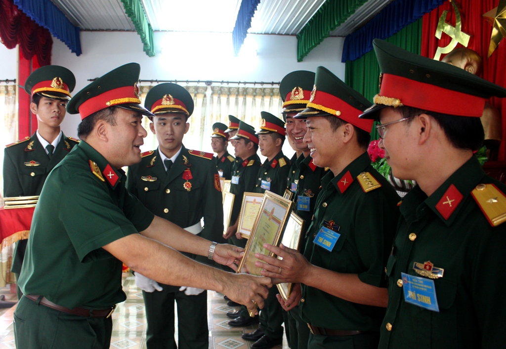 Thượng tá Trần Minh Trọng, Chính ủy Bộ Chỉ huy Quân sự tỉnh chúc mừng các thí sinh đạt giải