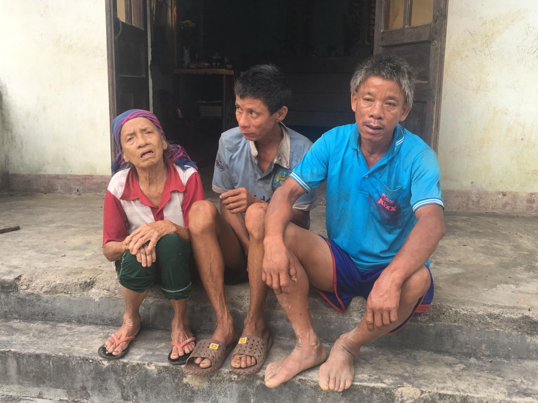 Ba mẹ con bà Nguyễn Thị Phúc trước ngôi nhà đã xuống cấp. 