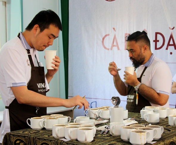 Các chuyên gia quốc tế thử nếm cà phê tại Cuộc thi Cà phê đặc sản Việt Nam 2019.  