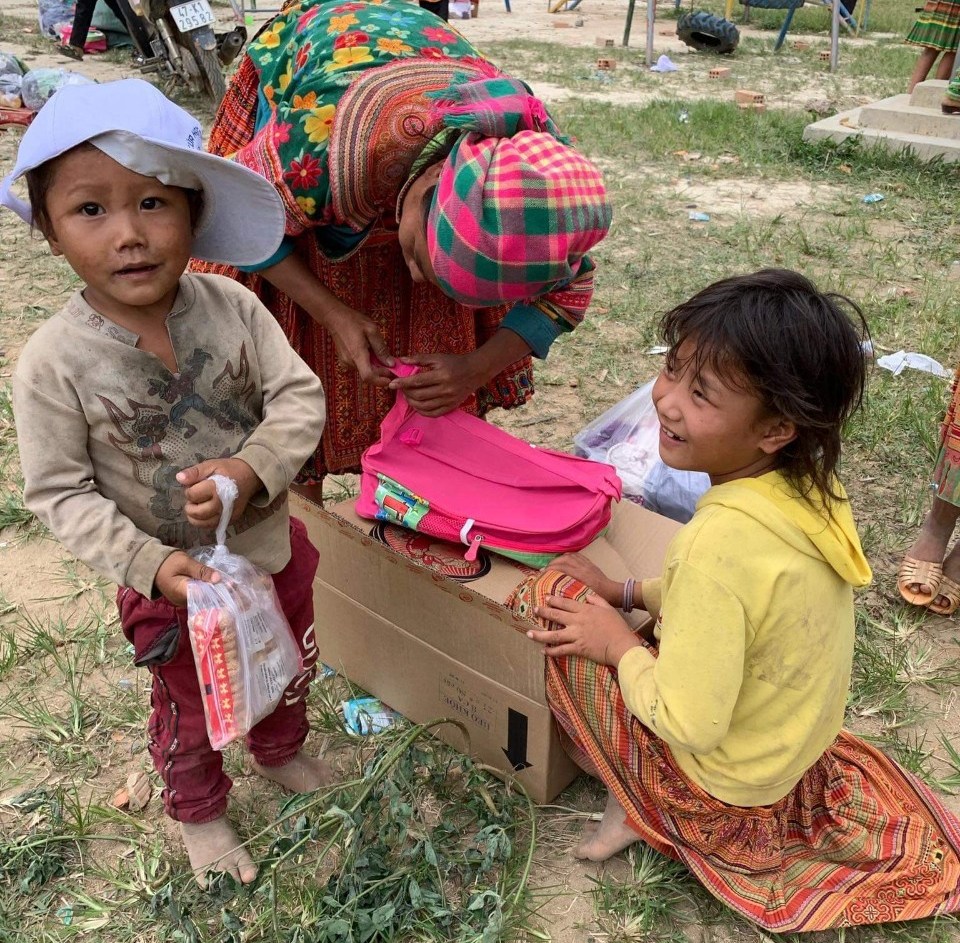 Các em thiếu nhi của thôn Ea Rớt (xã Cư Pui, huyện Krong Bông) háo hức nhận được quà.
