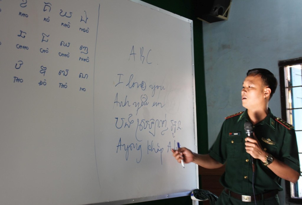 Giáo viên hướng dẫn cách học tiếng Khmer